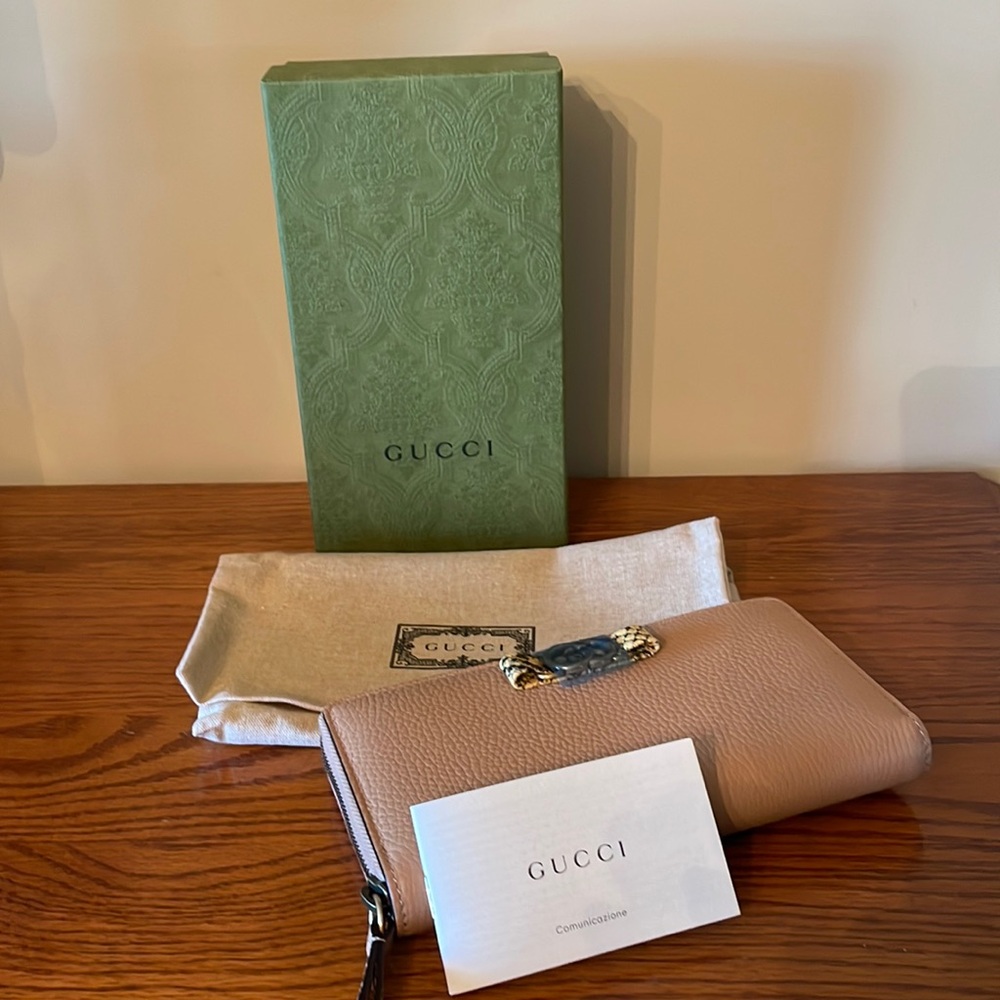 Gucci zipper wallet